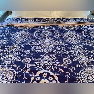 Pottery barn dorm twin Natalia Royal navy white floral cotton stripe duvet cover